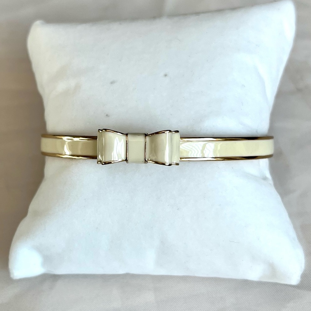 KATE SPADE Take a Bow Cream Colored Enamel Bangle Bracelet Gold Tone EUC